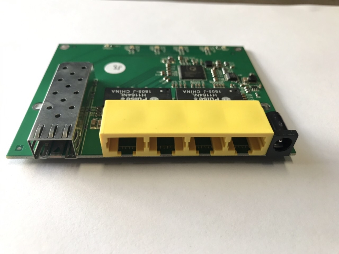 4 портов 10/100/1000M + 1SFP Port суич