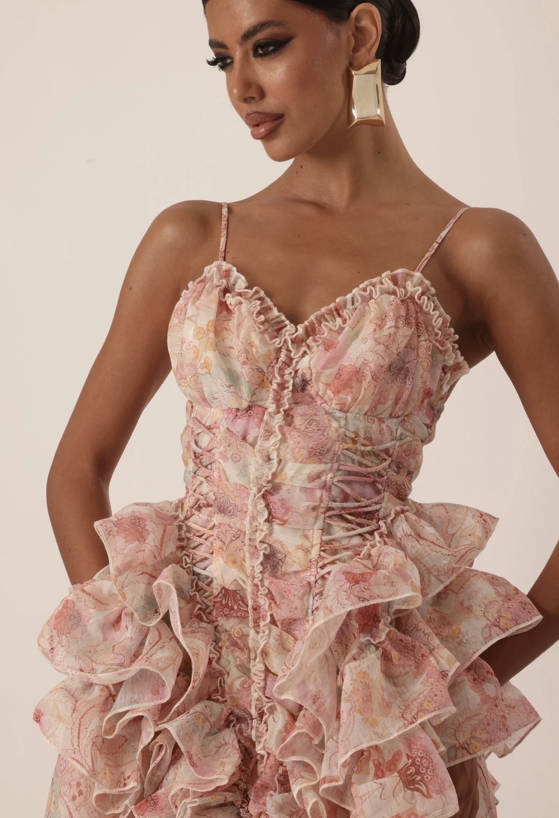 Луксозна рокля с корсет и волани