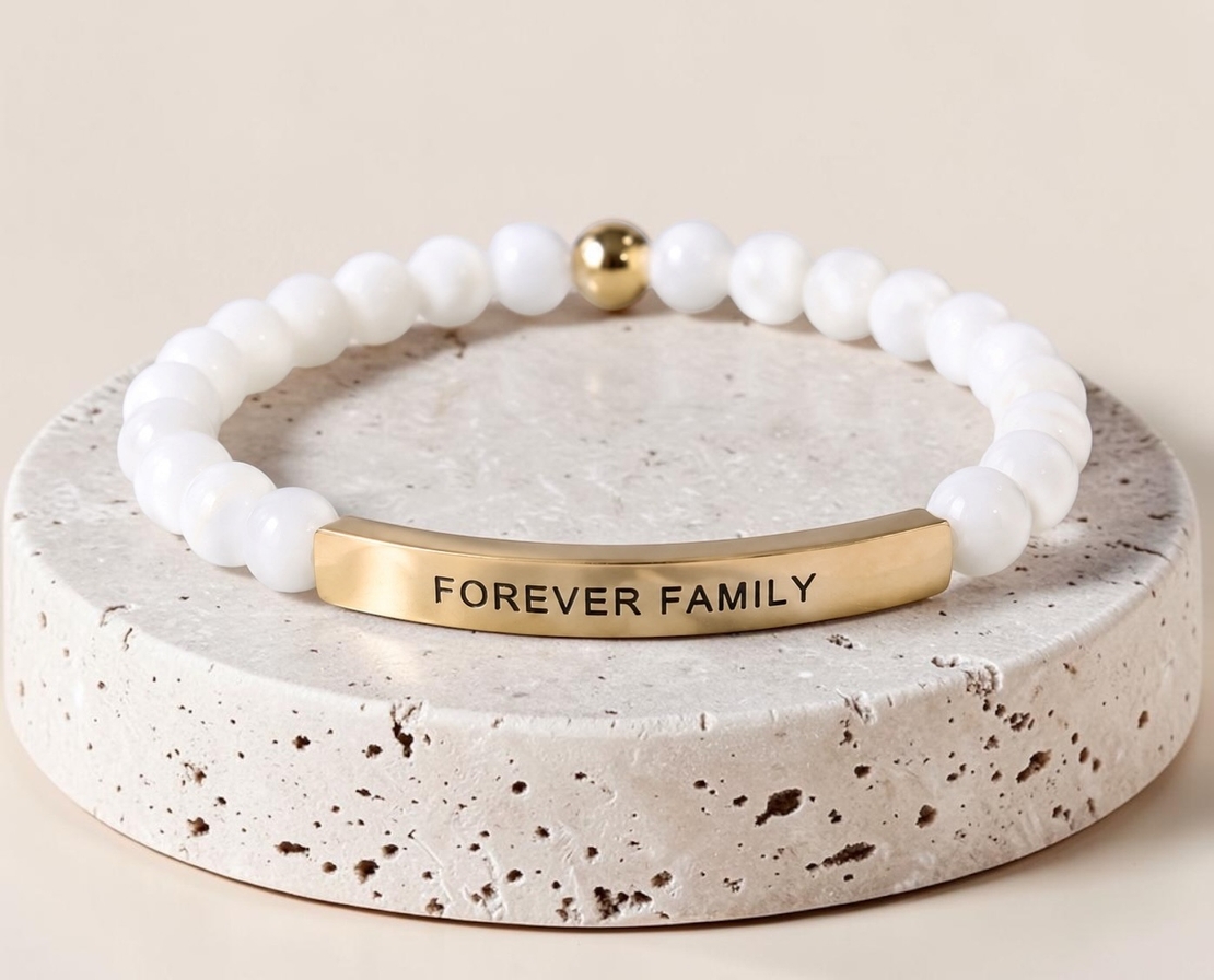 Гривна от бял хаулит „Forever Family“