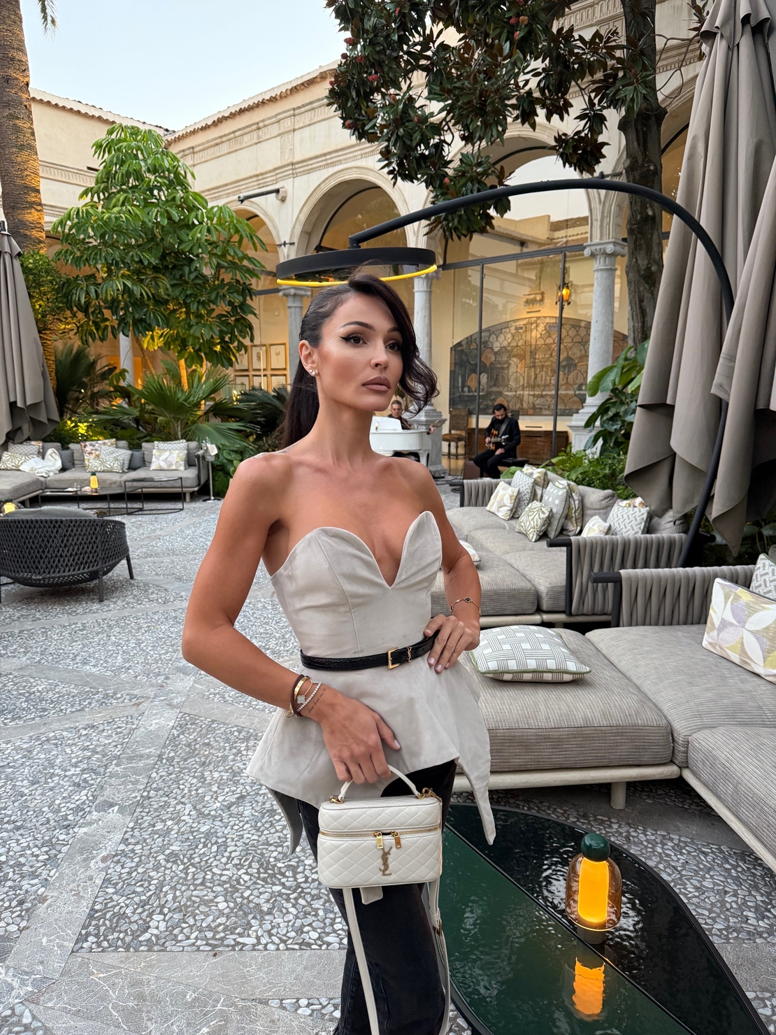 Domina in grey
