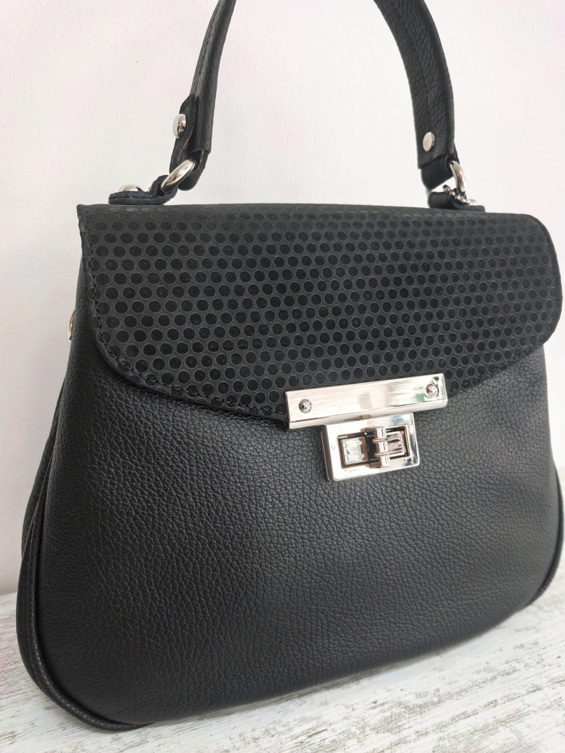 Малка чанта от естествена кожа