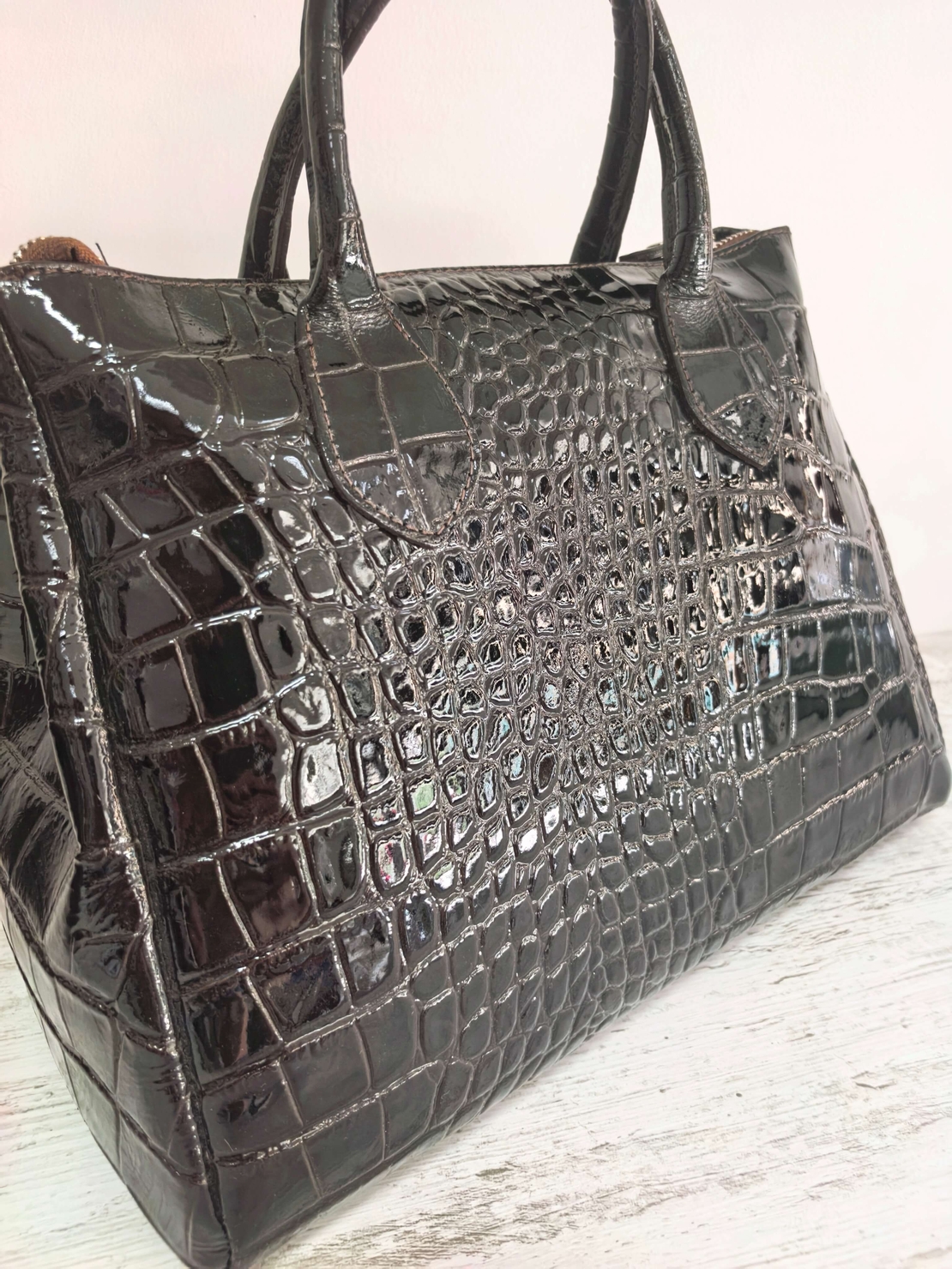 Дамска лачена чанта