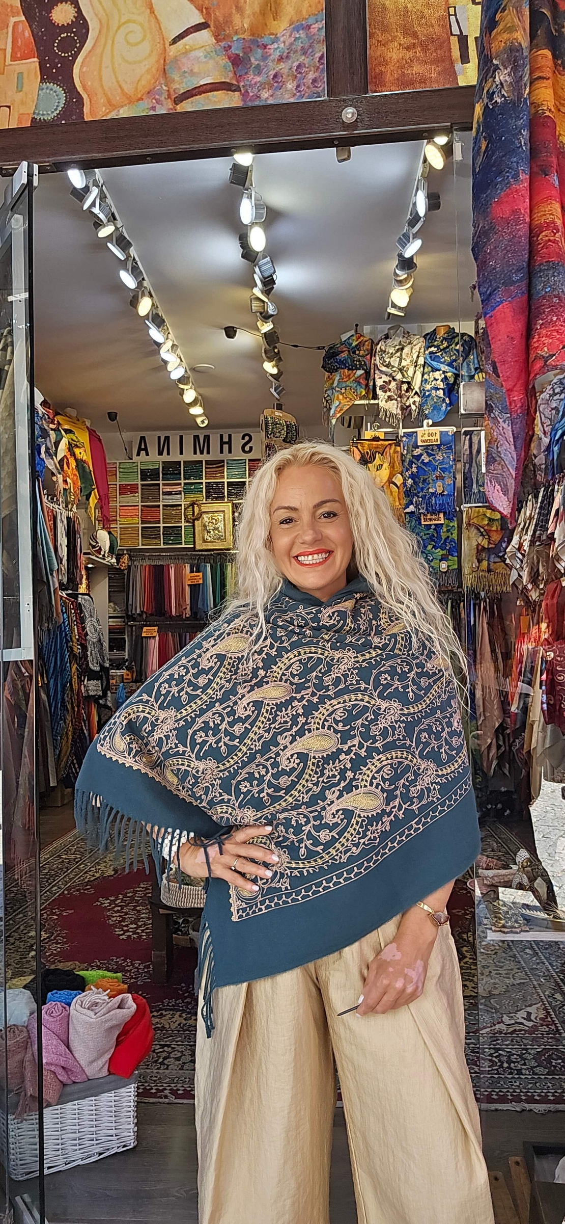 Шал със златна бродерия петролено зелен