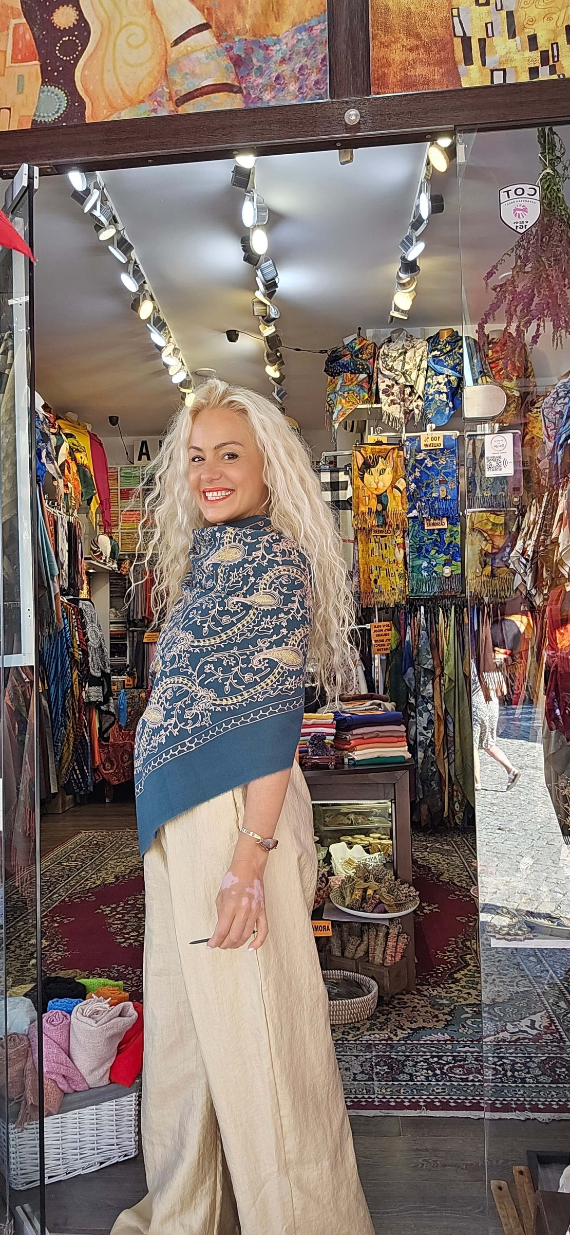 Шал със златна бродерия петролено зелен