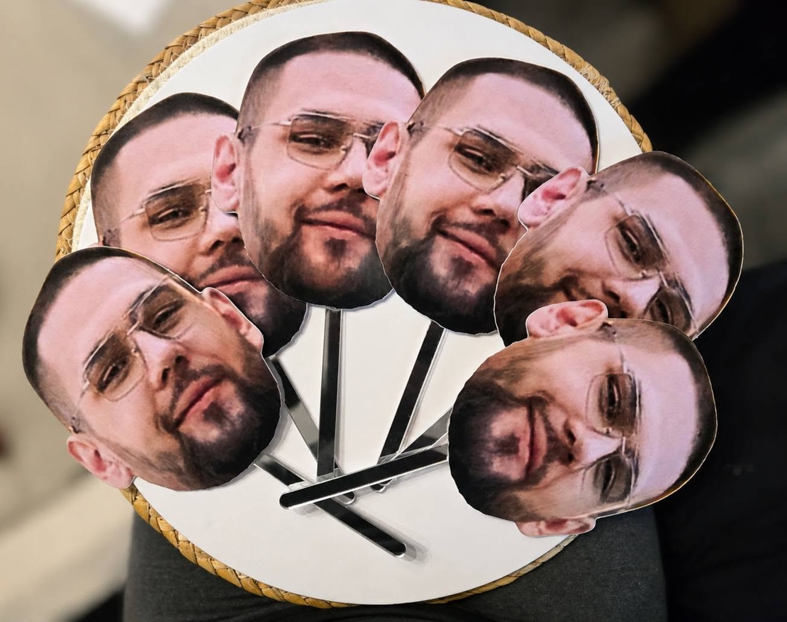 Топер с лице