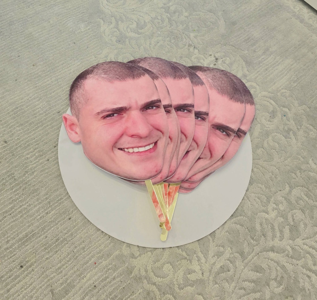 Топер с лице