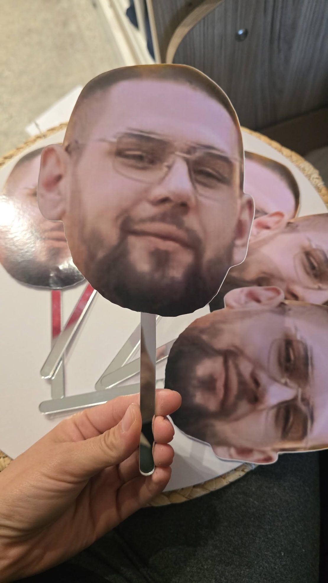 Топер с лице