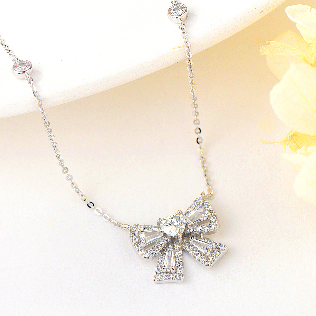 RIBBON SILVER NECKLACE MOISSANITE