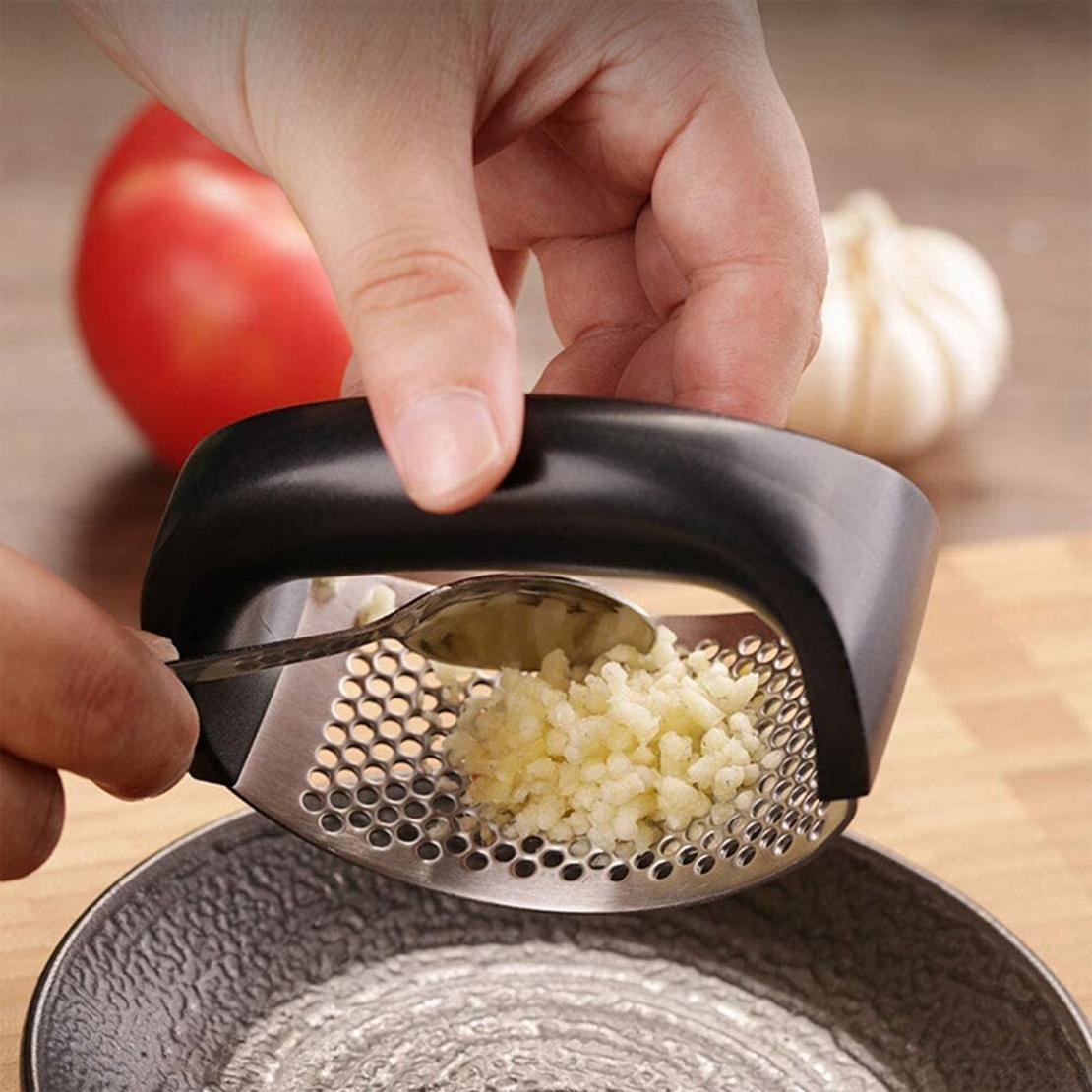 Presa usturoi manuala, Neo™ Kitchen®, neagra, curbata, inox, usor de curatat, zdrobitor manual curbat