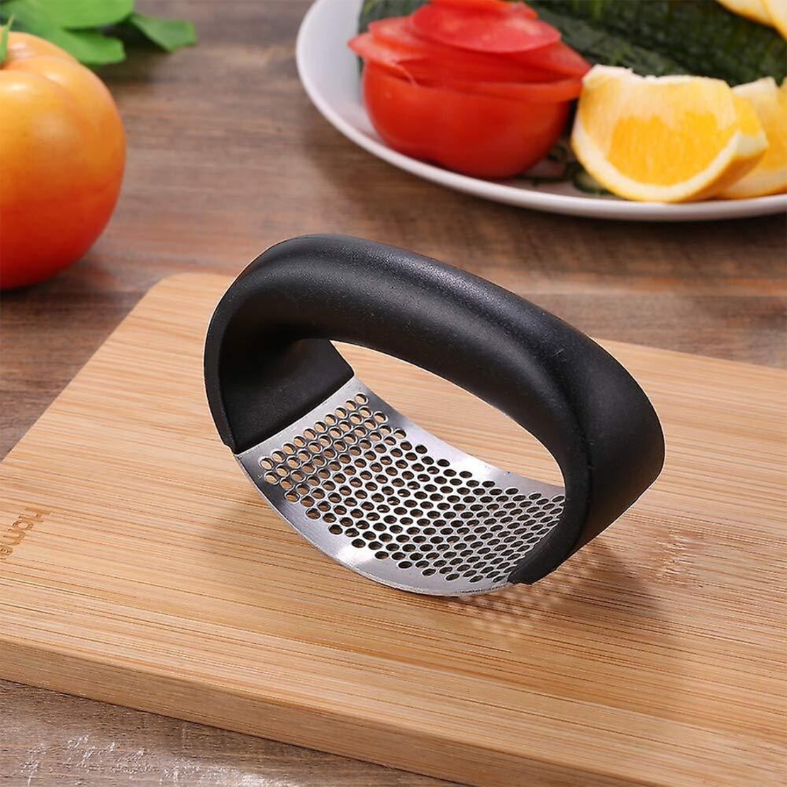 Presa usturoi manuala, Neo™ Kitchen®, neagra, curbata, inox, usor de curatat, zdrobitor manual curbat