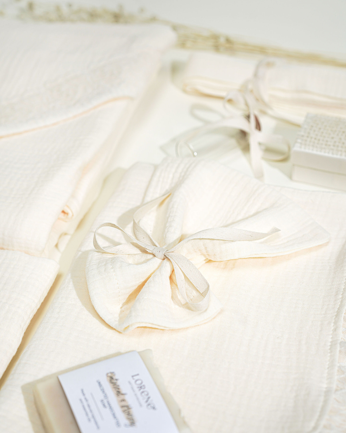 Trusou PREMIUM din muselina crem cu broderie, in cufar de lemn, model DELICATE