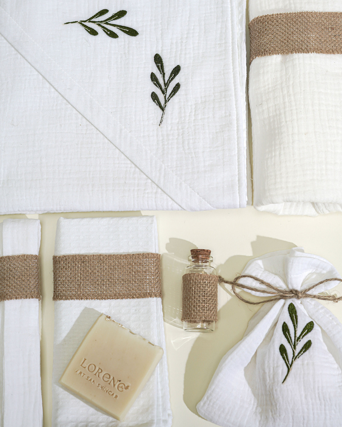 Trusou PREMIUM pentru botez, din muselină cu broderie Frunzuliță de bambus