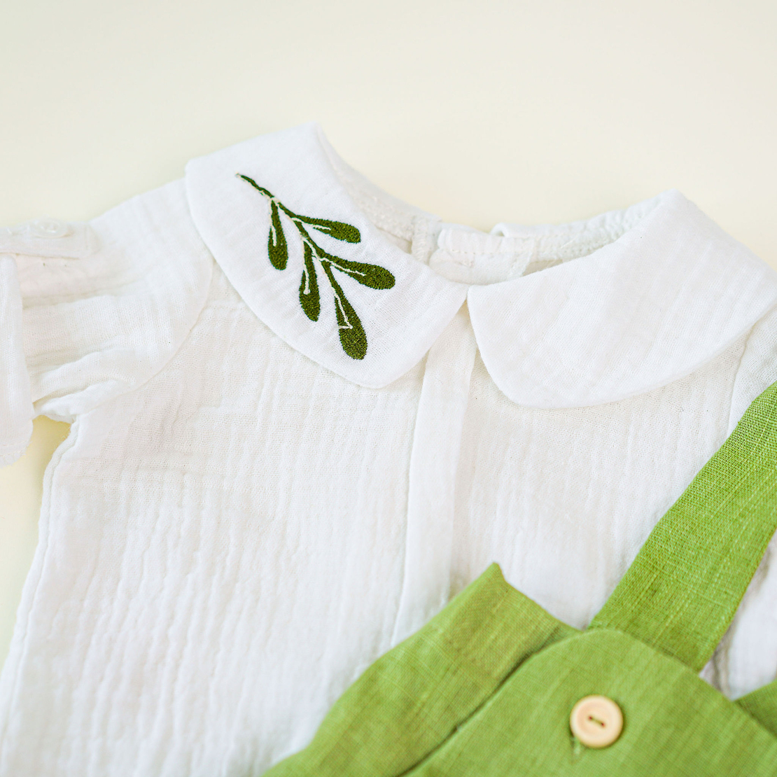 Costum de botez băiețel din in și muselină brodată - Set „Frunză de Măslin”