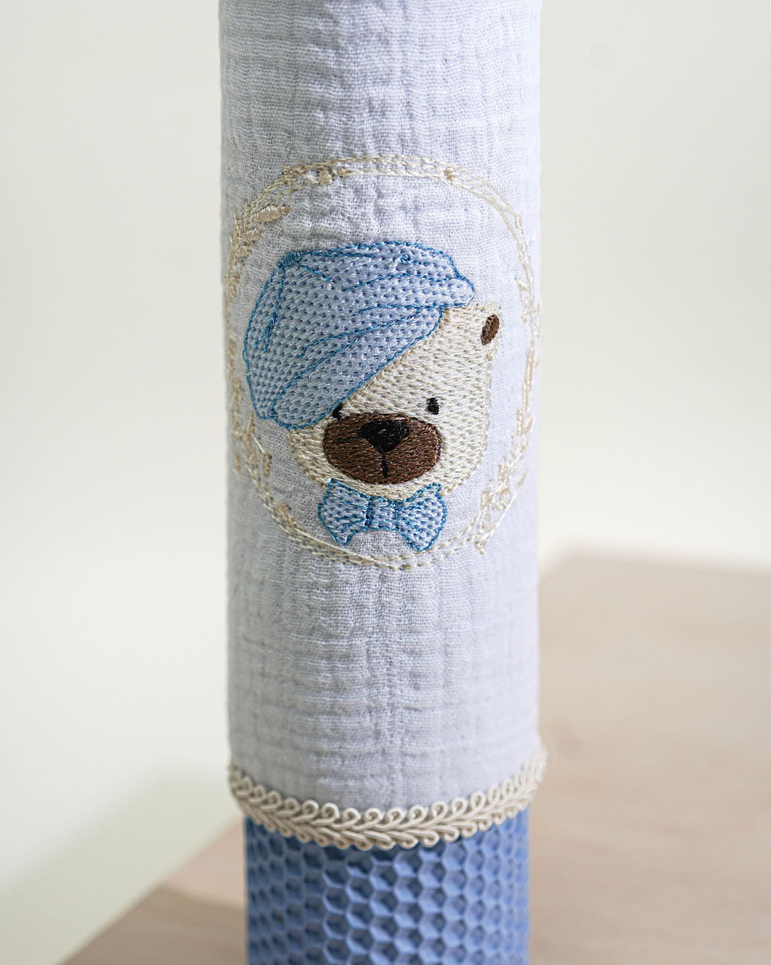 Lumânare botez din ceară naturală „Teddy Dreams” – cu ursuleț brodat Baby blue