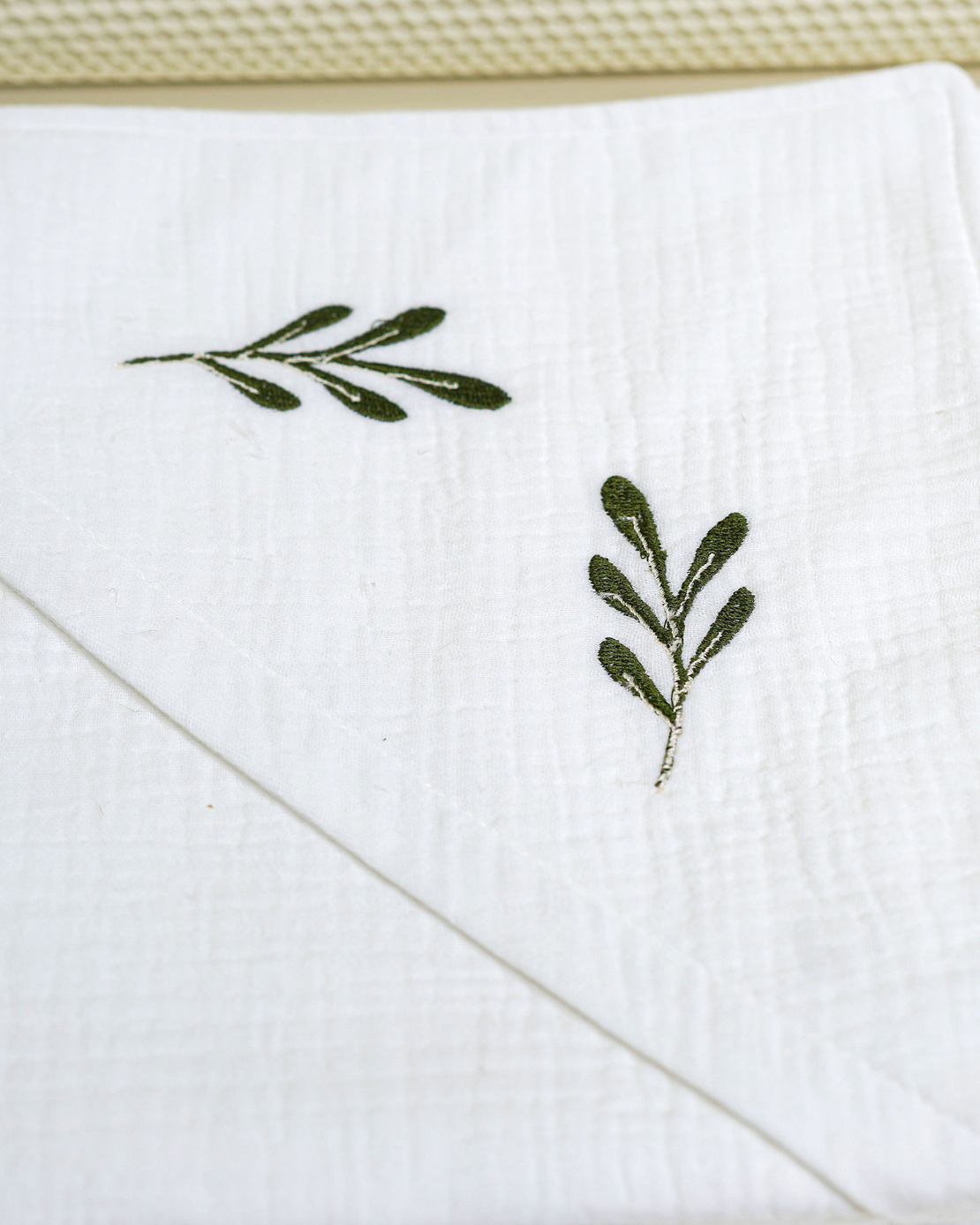 Trusou PREMIUM pentru botez, din muselină cu broderie Frunzuliță de bambus