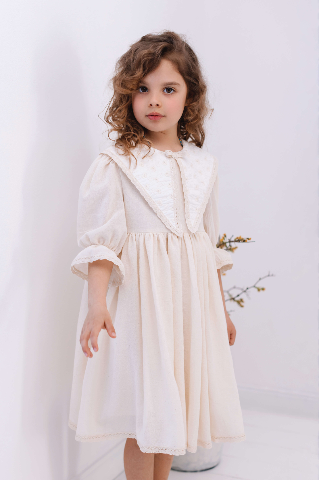 Rochiță din pânză topită fină KAROLINA, cu guler brodat