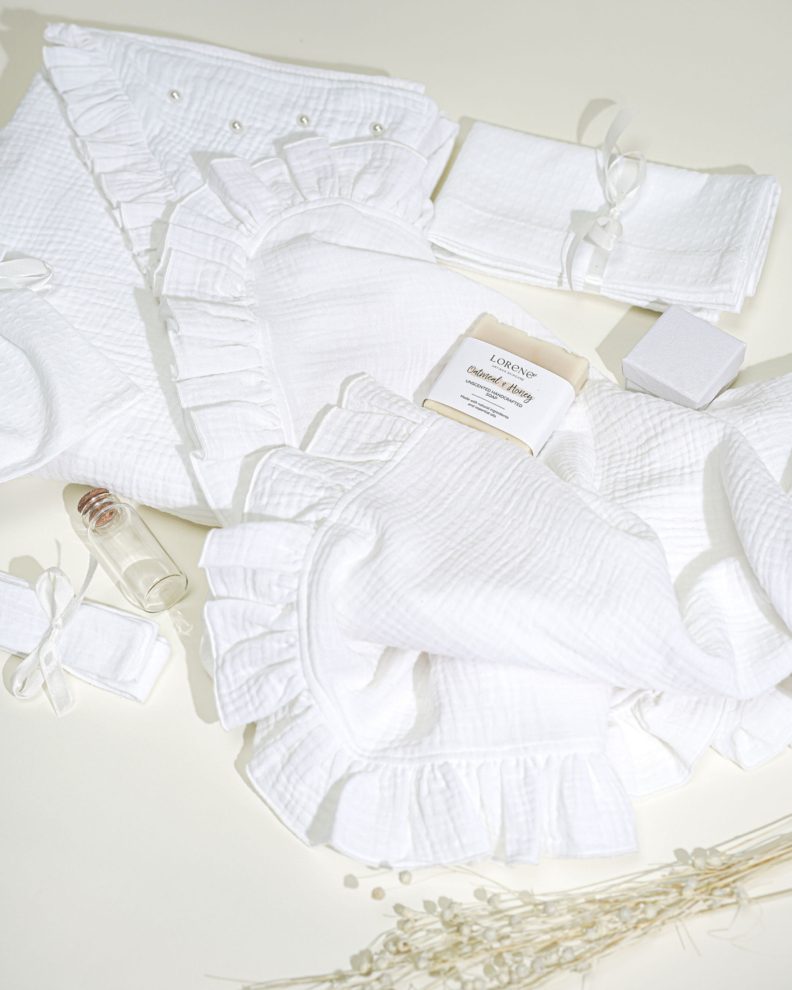 Trusou botez „White of Pearls” din muselină albă cu volănașe și perle – set complet premium