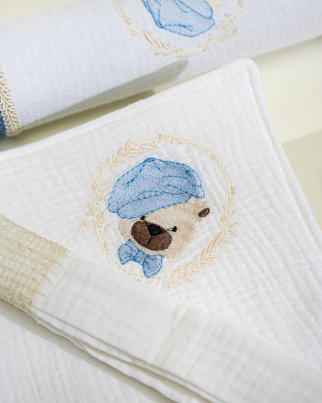 Trusou pentru botez, din muselină alba, cu broderie „Teddy Dreams” Baby blue