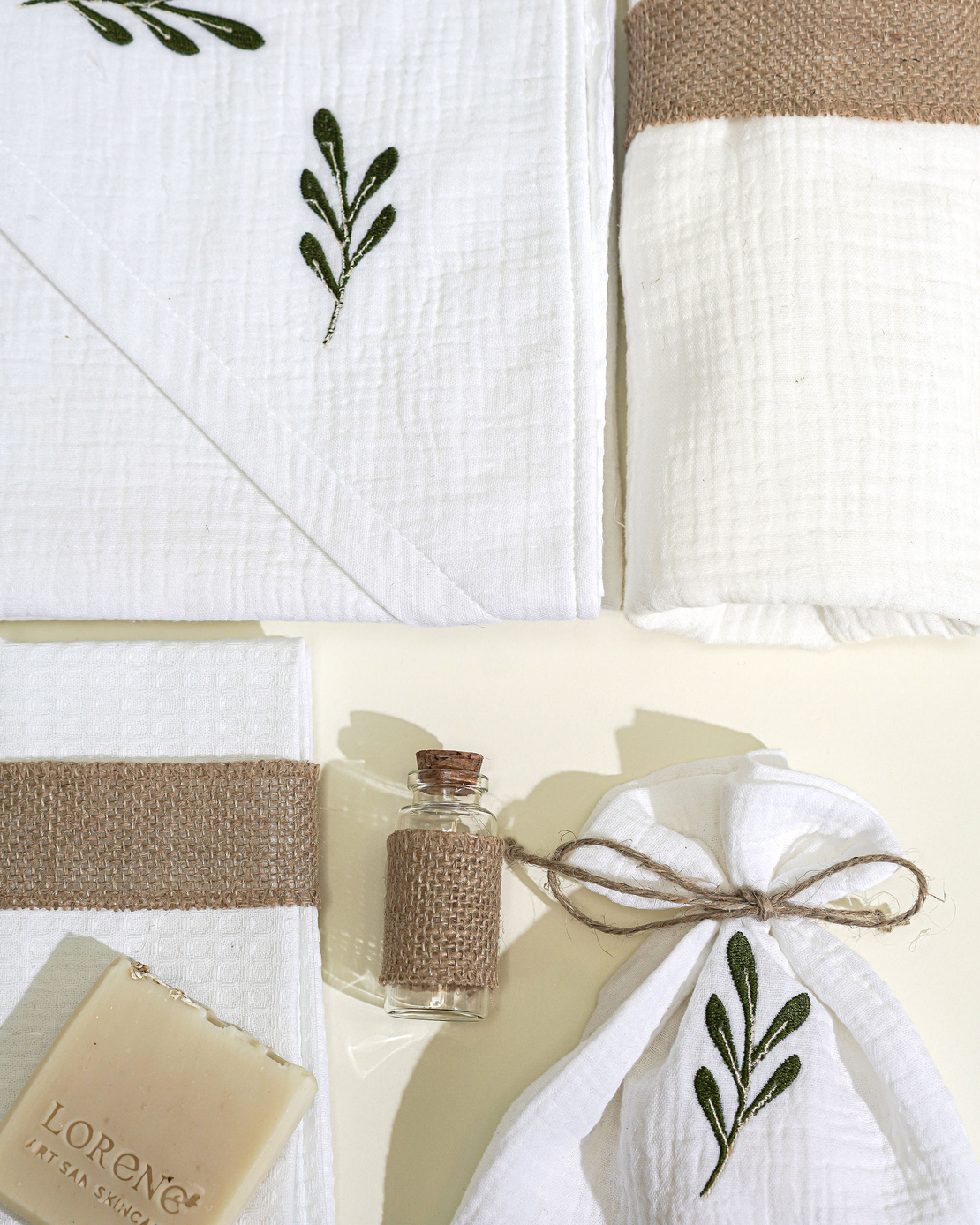 Trusou PREMIUM din muselina alba cu broderie, in cufar de lemn, model FRUNZA DE MASLIN