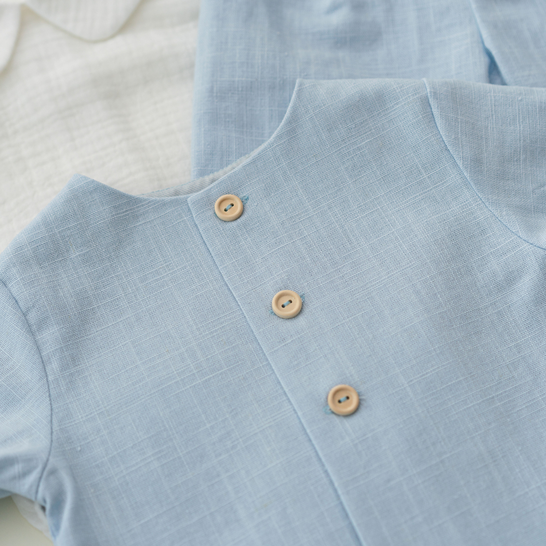 Costumaș de botez „Dar de la Dumnezeu” din in baby blue și muselină