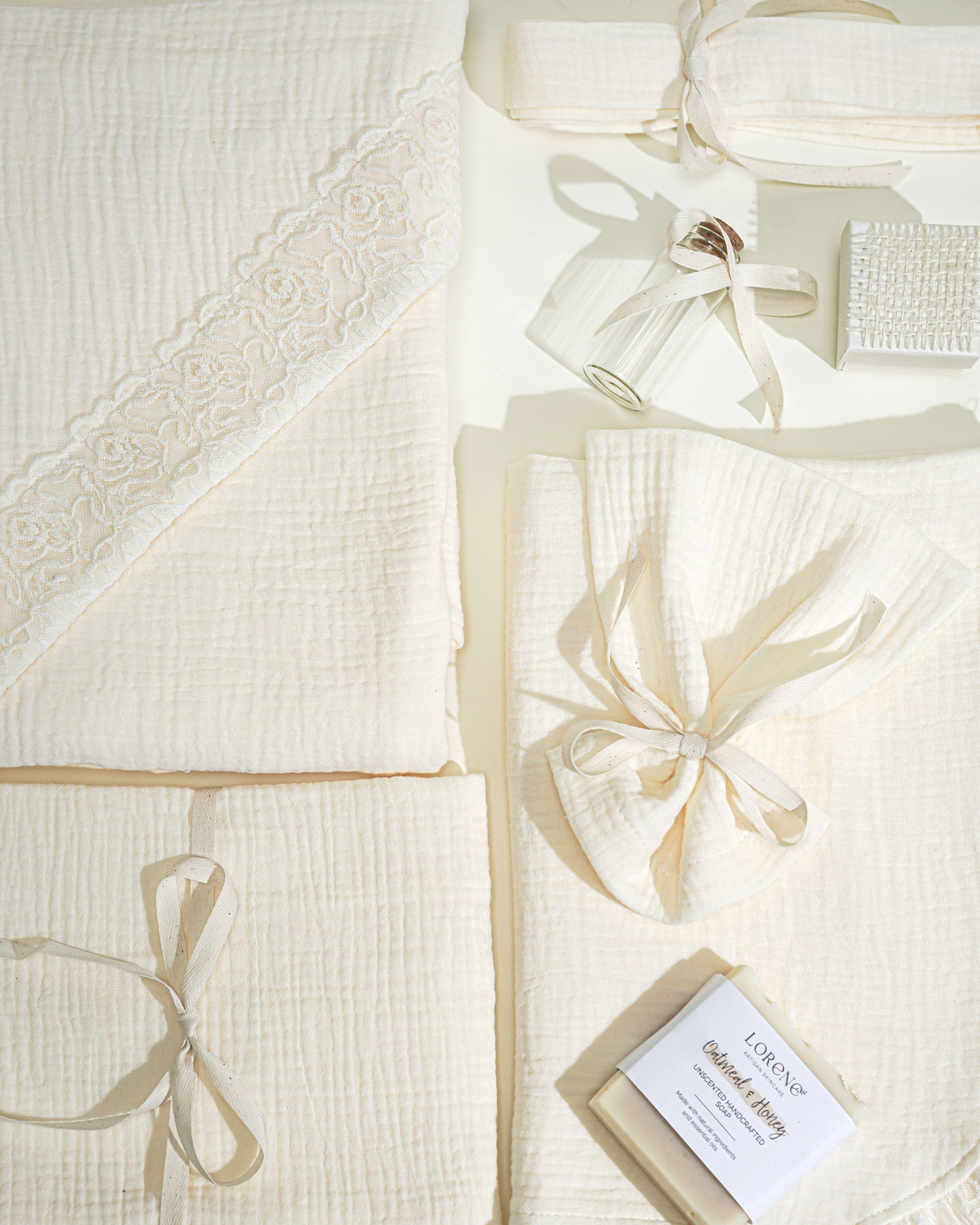 Trusou PREMIUM din muselina crem cu broderie, in cufar de lemn, model DELICATE