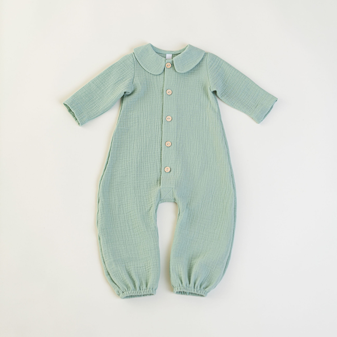 Salopetă bebe, din muselina verde salvie, cu închidere frontală - model ESSENTIAL