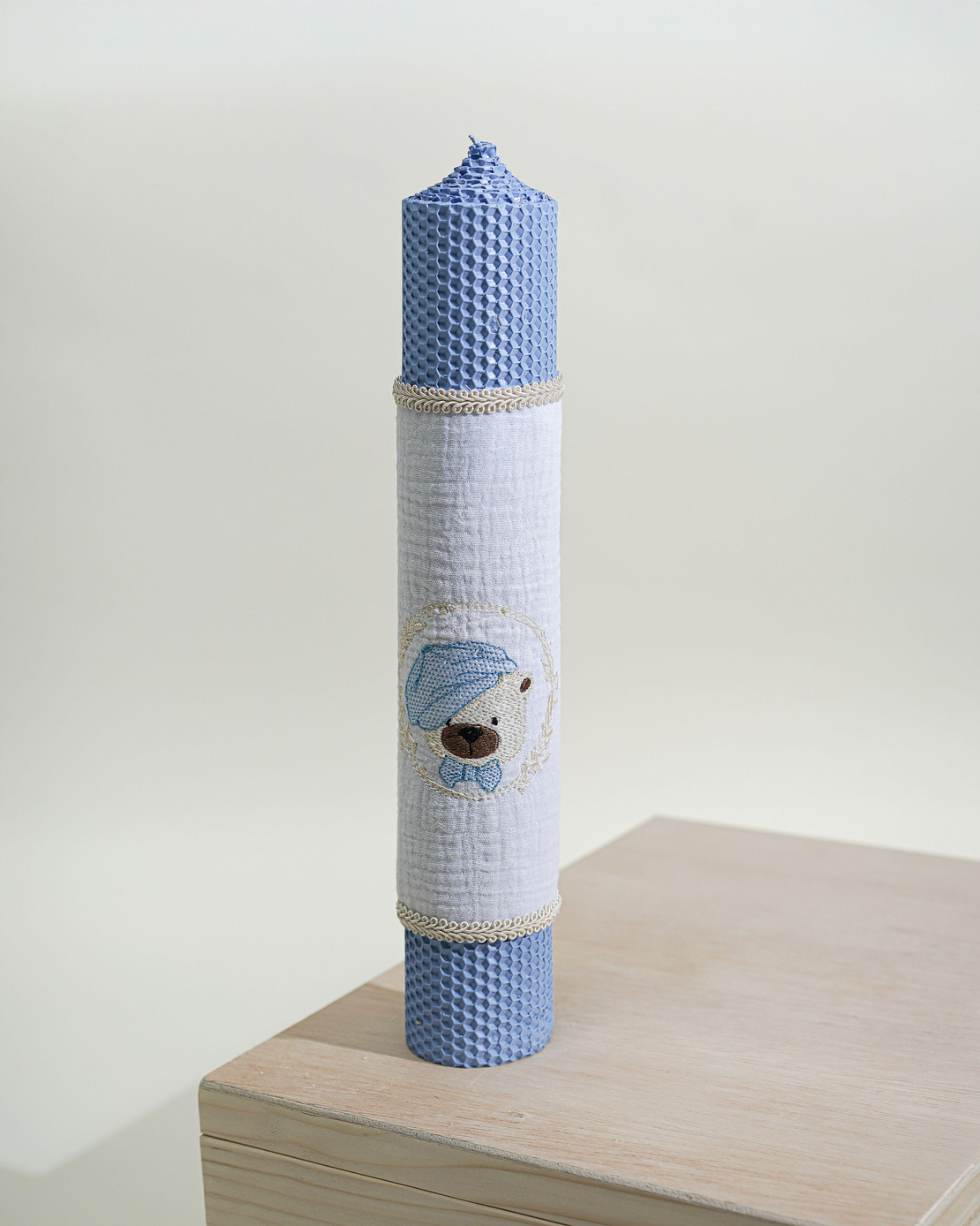 Lumânare botez din ceară naturală „Teddy Dreams” – cu ursuleț brodat Baby blue