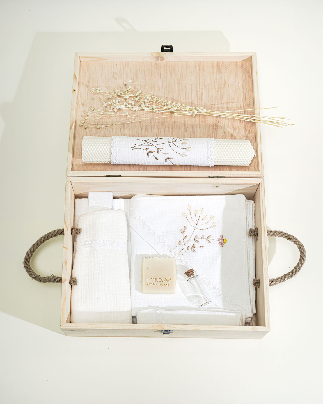 Trusou botez PREMIUM din muselina alba, in cufar de lemn, cu broderie FLORI DE CAMP