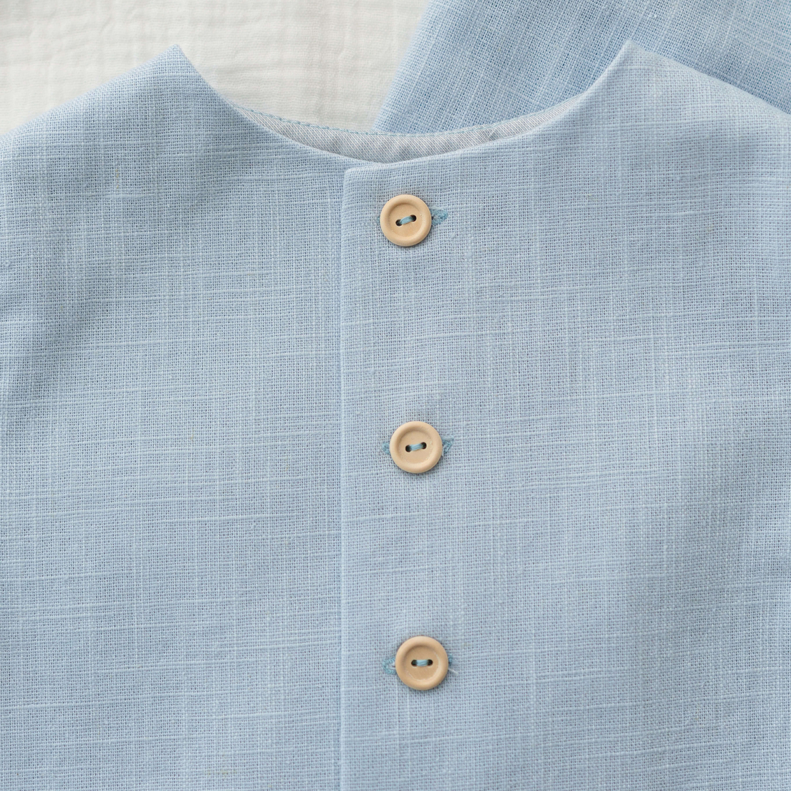 Costumaș de botez „Dar de la Dumnezeu” din in baby blue și muselină