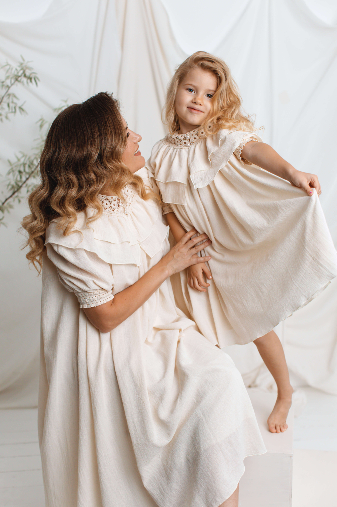 Set rochii mamă-fiică din pânză topită fină, model TAISIA