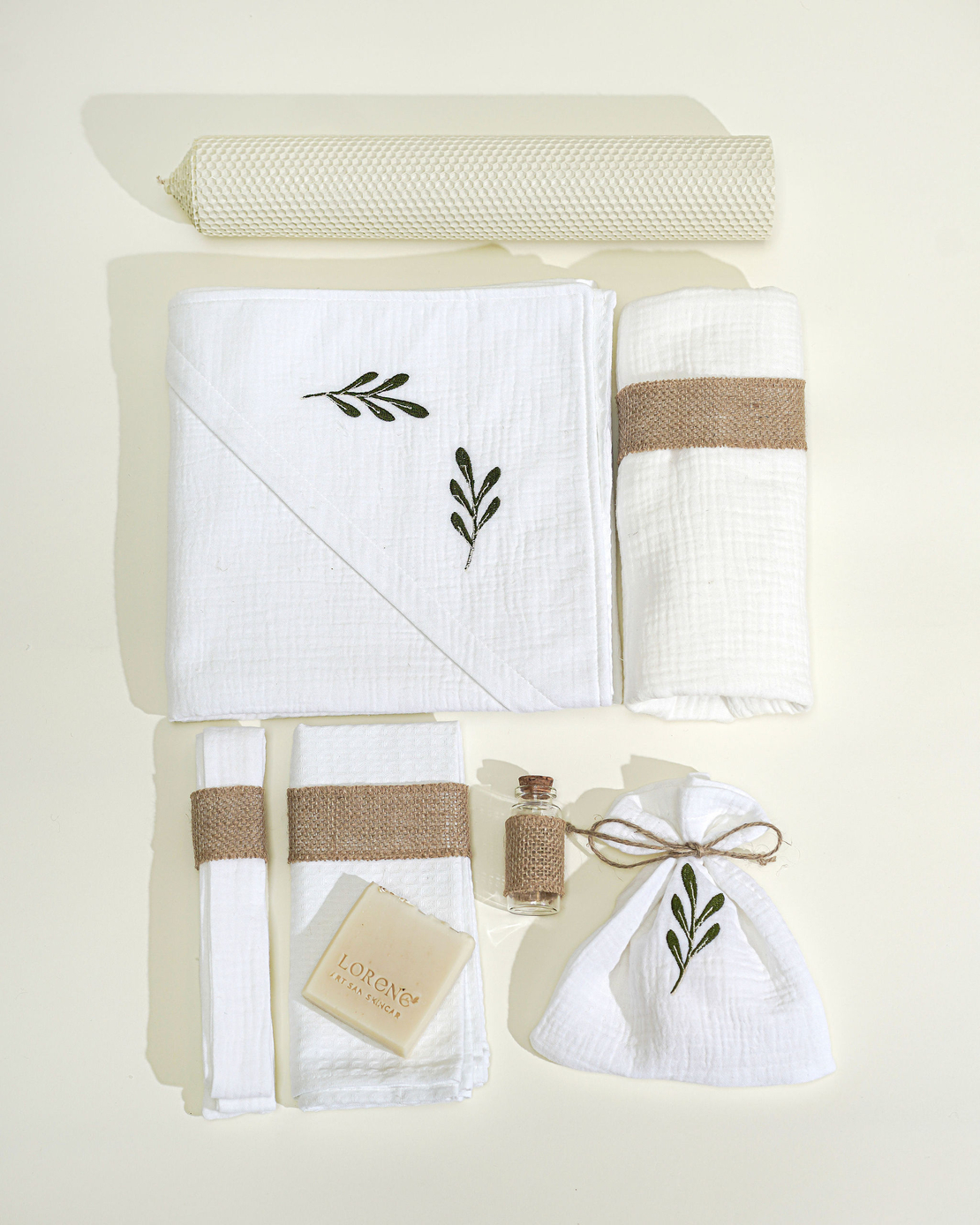 Trusou PREMIUM din muselina alba cu broderie, in cufar de lemn, model FRUNZA DE MASLIN