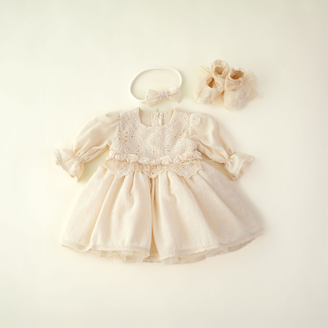 Rochita botez cu botosei si cordeluta AMELIE