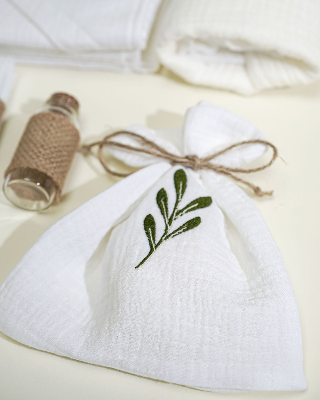 Trusou PREMIUM din muselina alba cu broderie, in cufar de lemn, model FRUNZA DE MASLIN