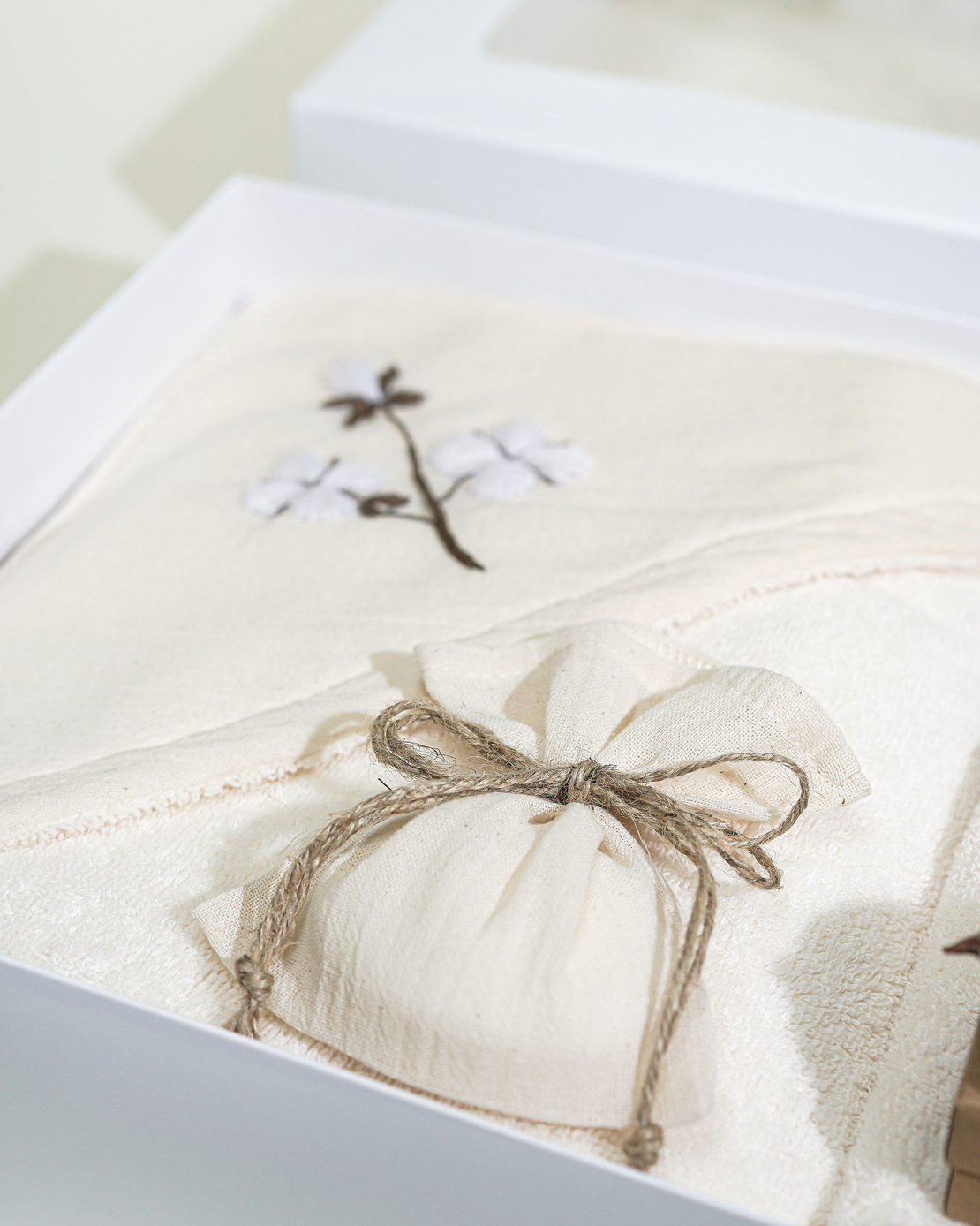 Trusou Botez crem, cu broderie manuala, model DIN NATURA