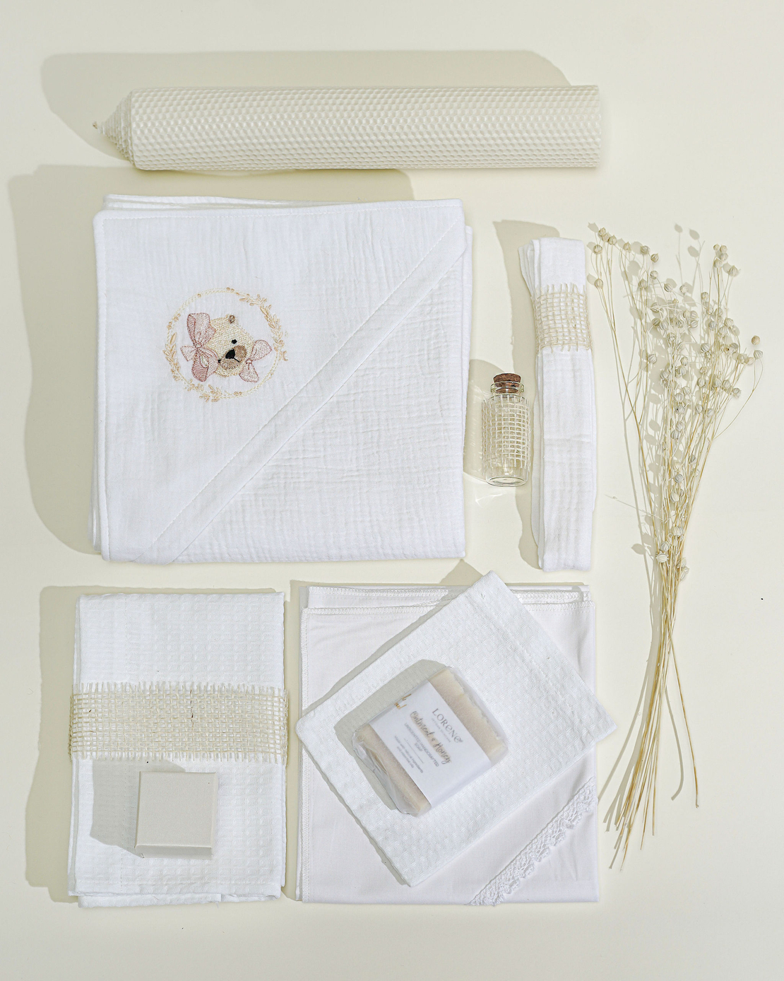 Trusou pentru botez, din muselină alba, cu broderie „Teddy Dreams” roz