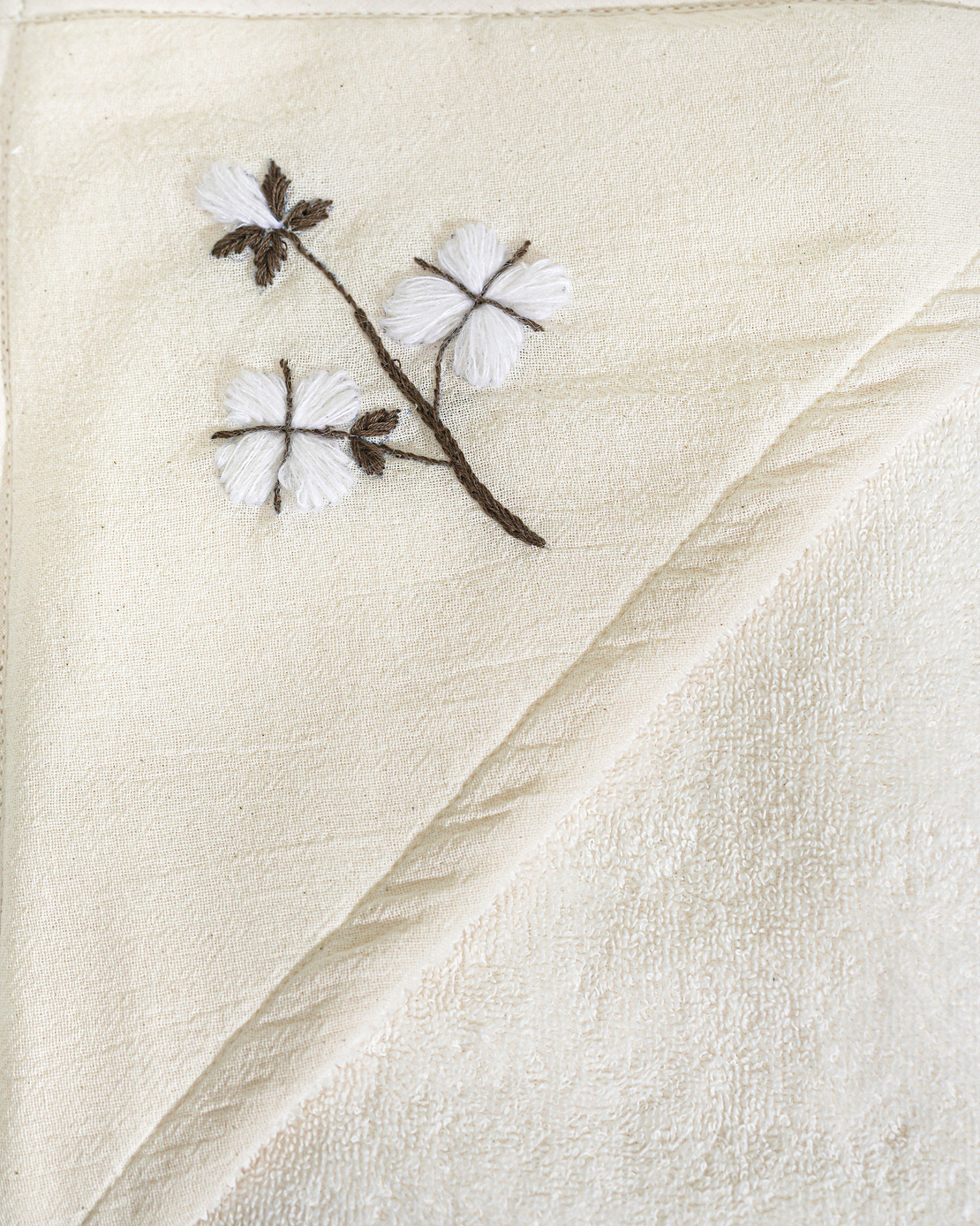 Trusou Botez crem, cu broderie manuala, model DIN NATURA