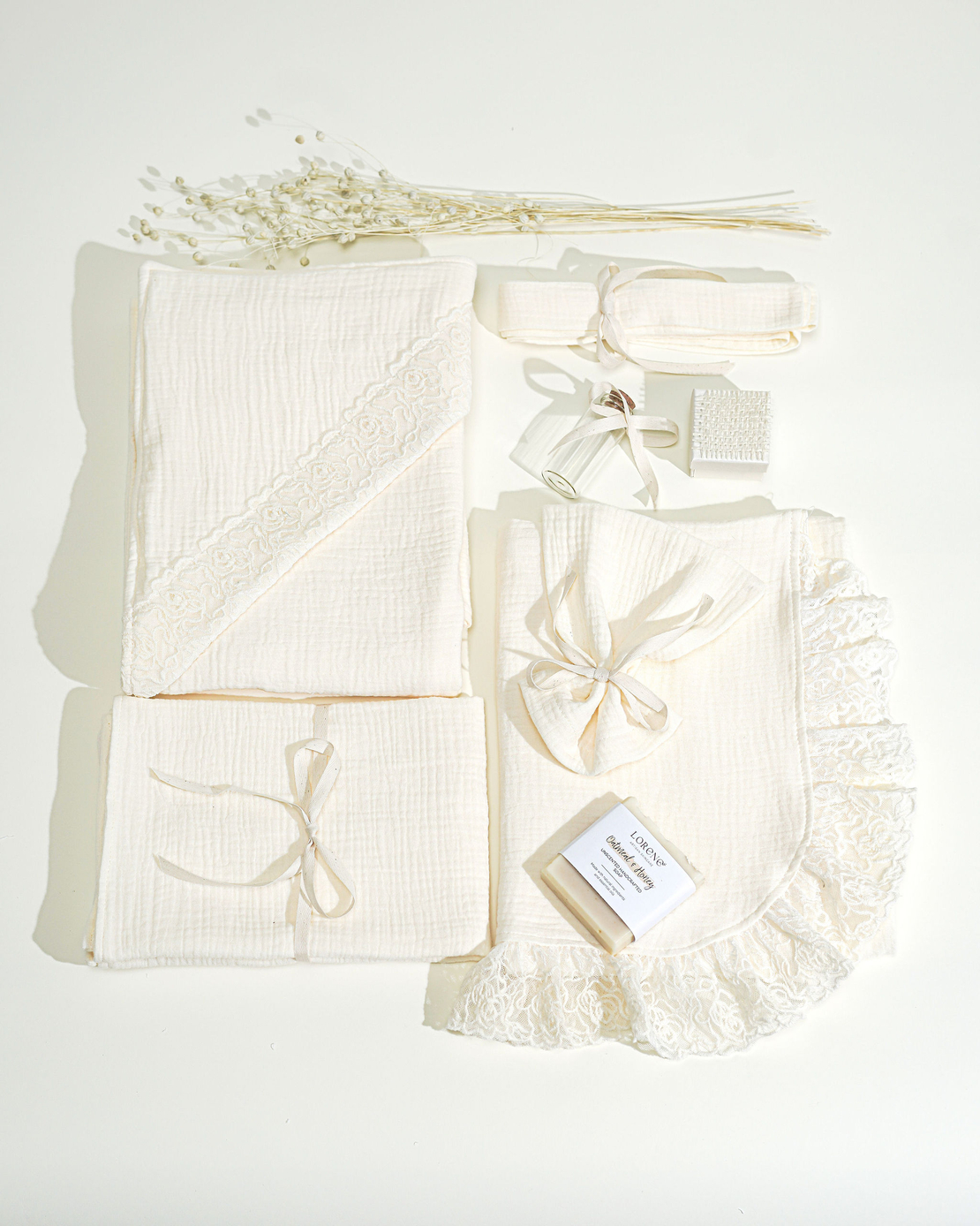 Trusou PREMIUM din muselina crem cu broderie, in cufar de lemn, model DELICATE