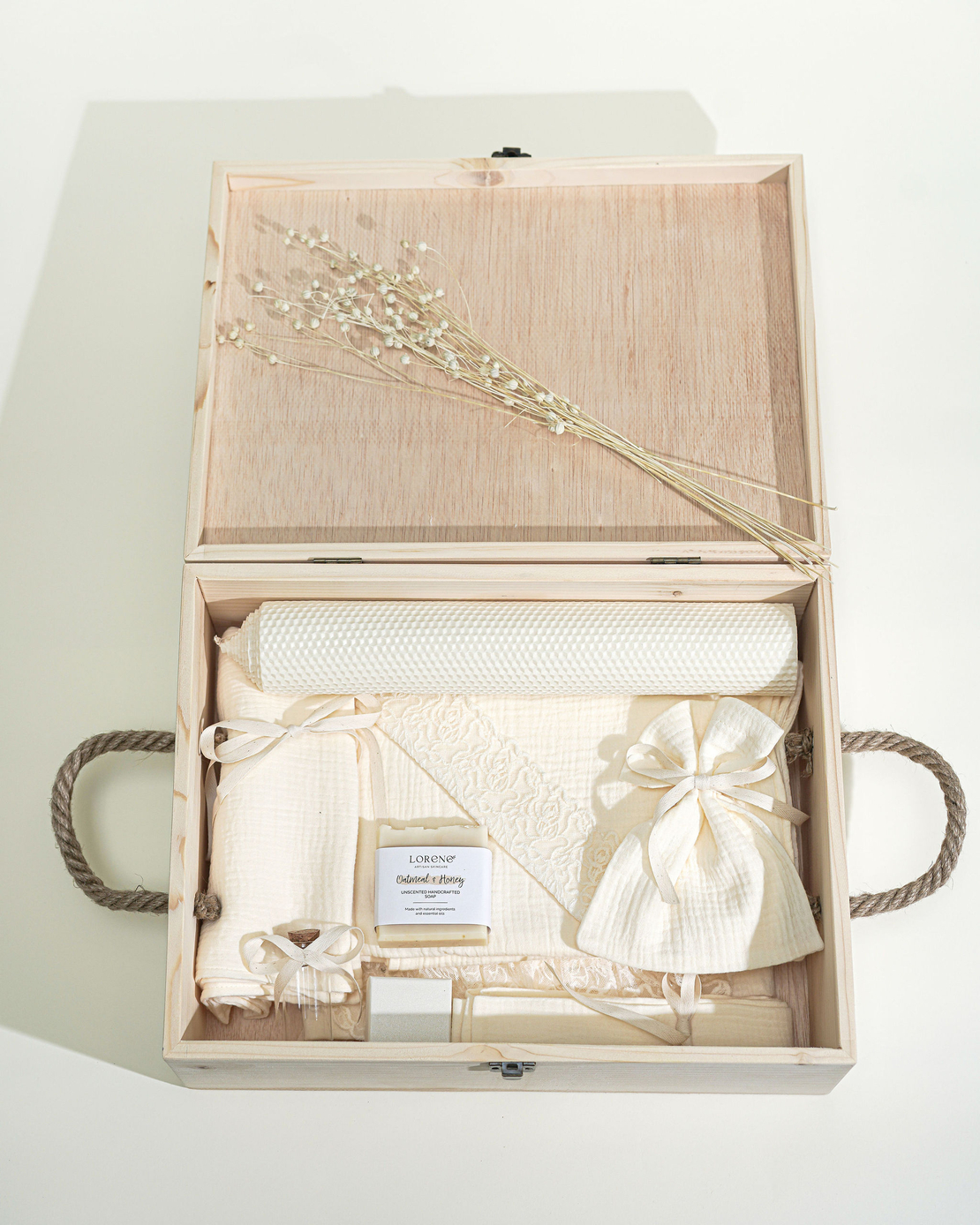 Trusou PREMIUM din muselina crem cu broderie, in cufar de lemn, model DELICATE