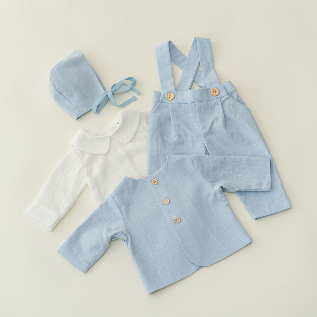 Costumaș de botez „Dar de la Dumnezeu” din in baby blue și muselină