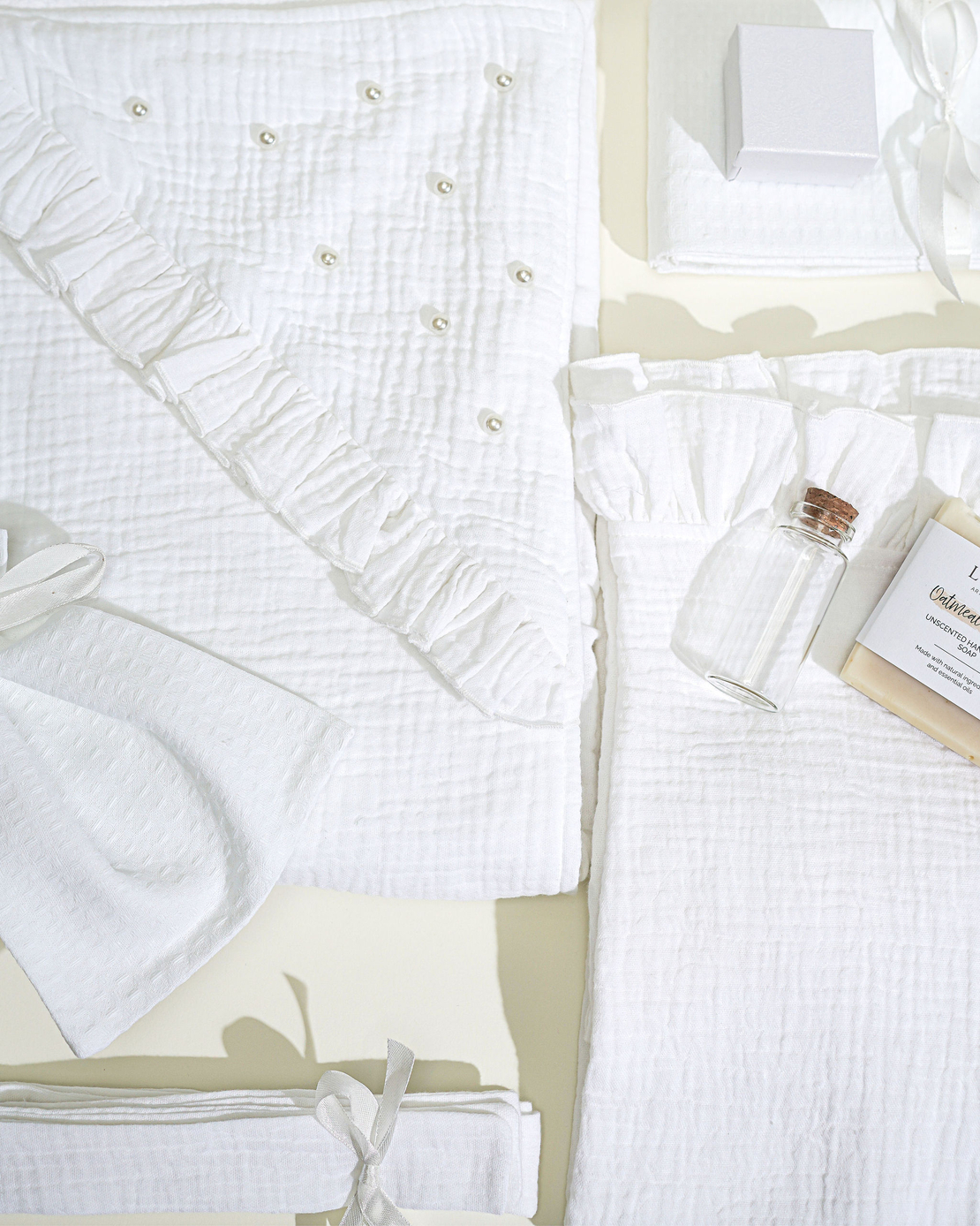 Trusou botez „White of Pearls” din muselină albă cu volănașe și perle – set complet premium