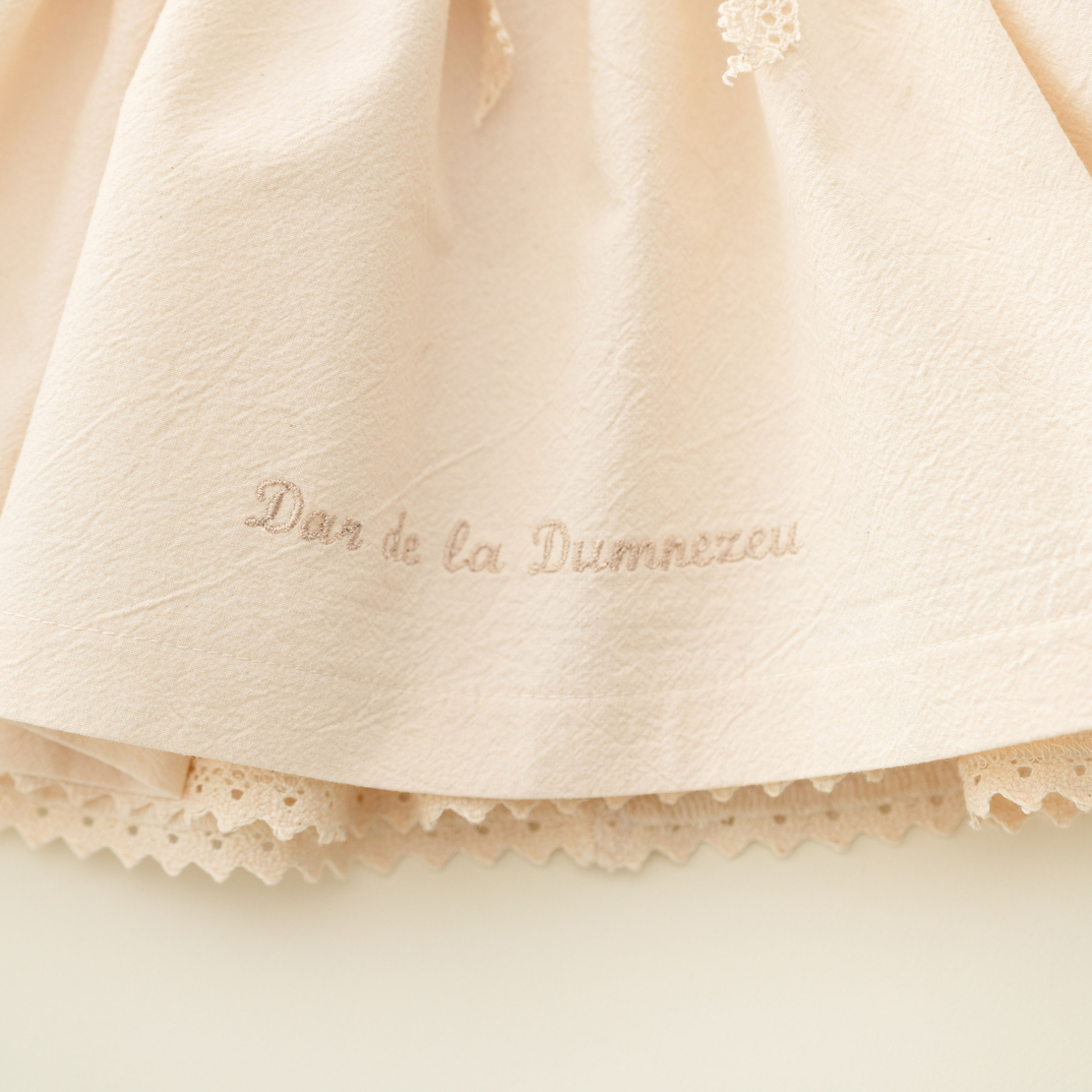 Rochiță „Dar de la Dumnezeu” din bumbac crem – mânecă lungă, personalizabilă