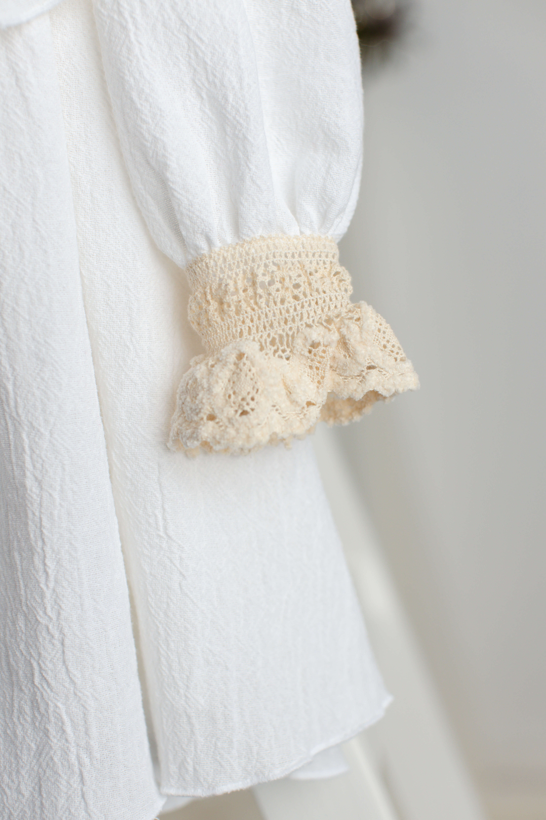 Rochiță albă cu mânecă lungă din muselină pentru fetițe, model TAISIA