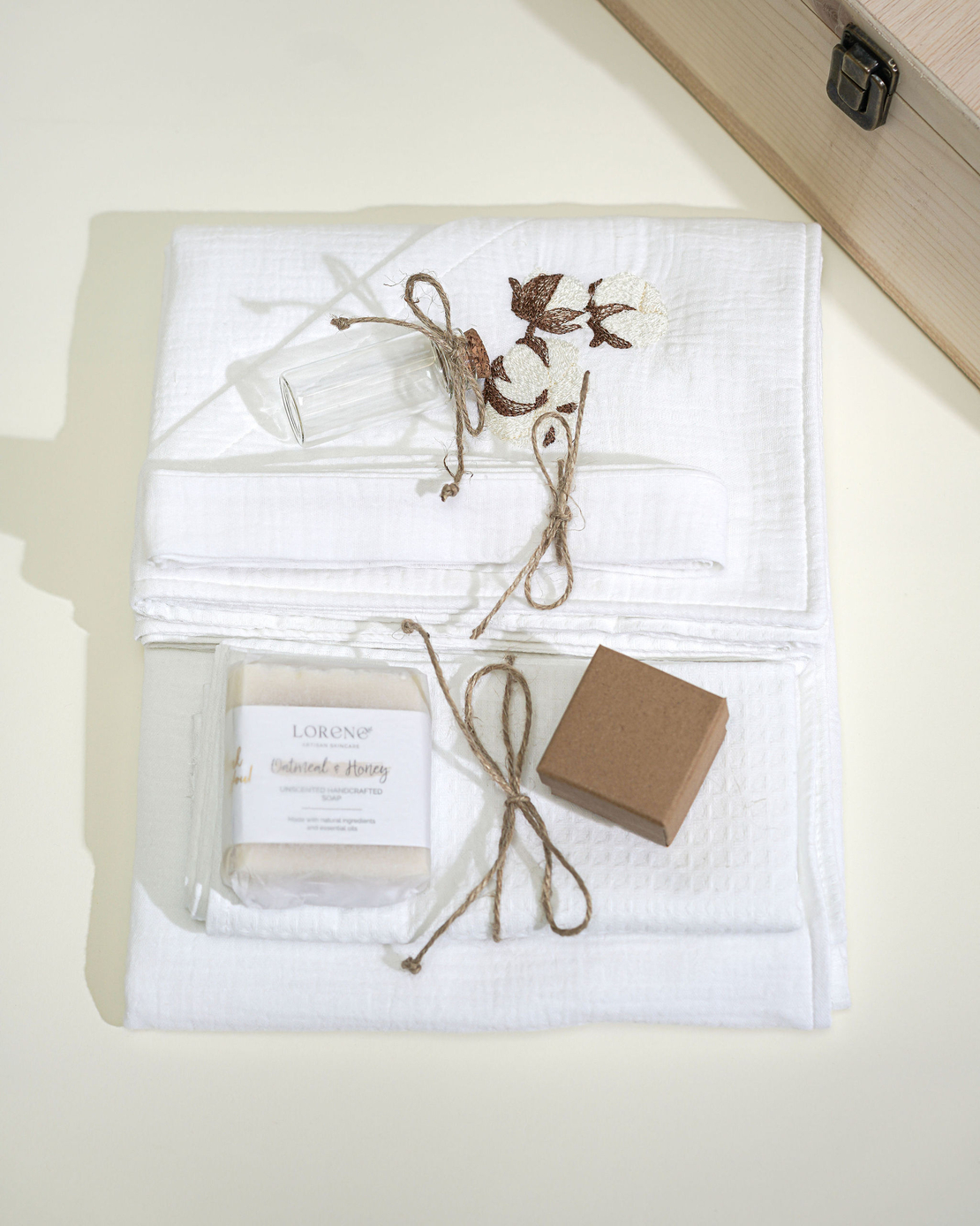 Trusou PREMIUM din muselina alba cu broderie, in cufar de lemn, model FLORI DE BUMBAC