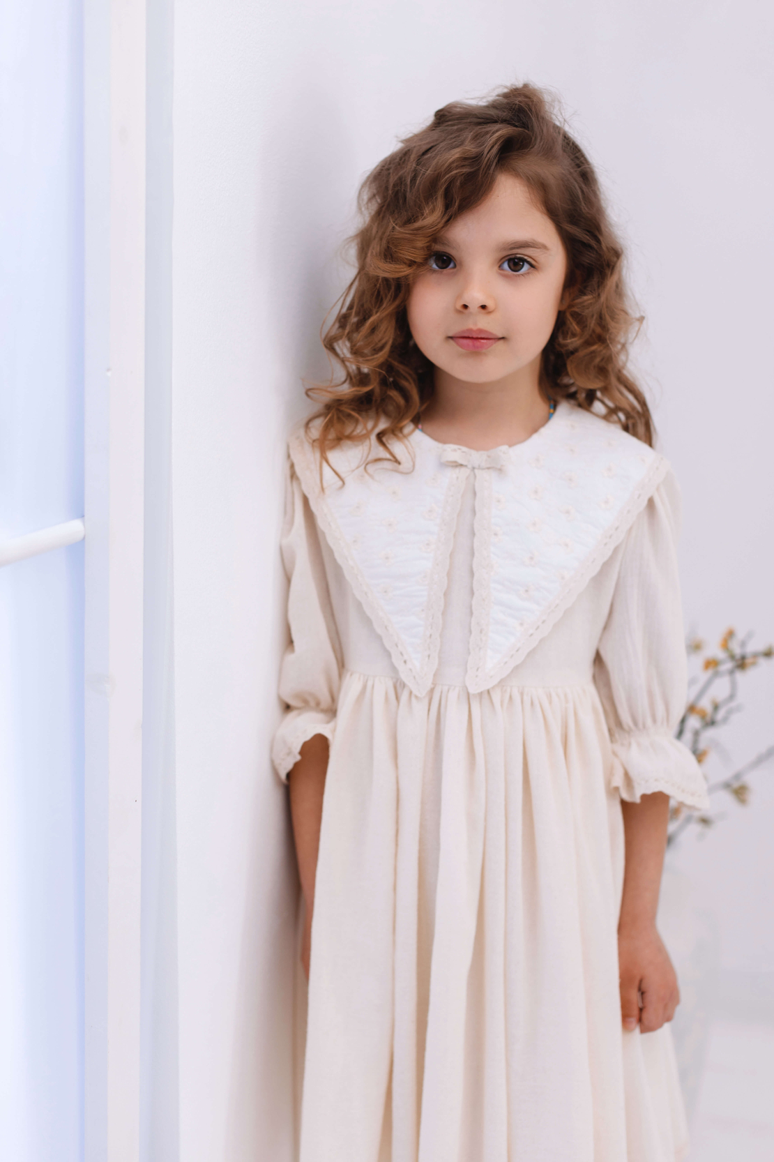 Rochiță din pânză topită fină KAROLINA, cu guler brodat