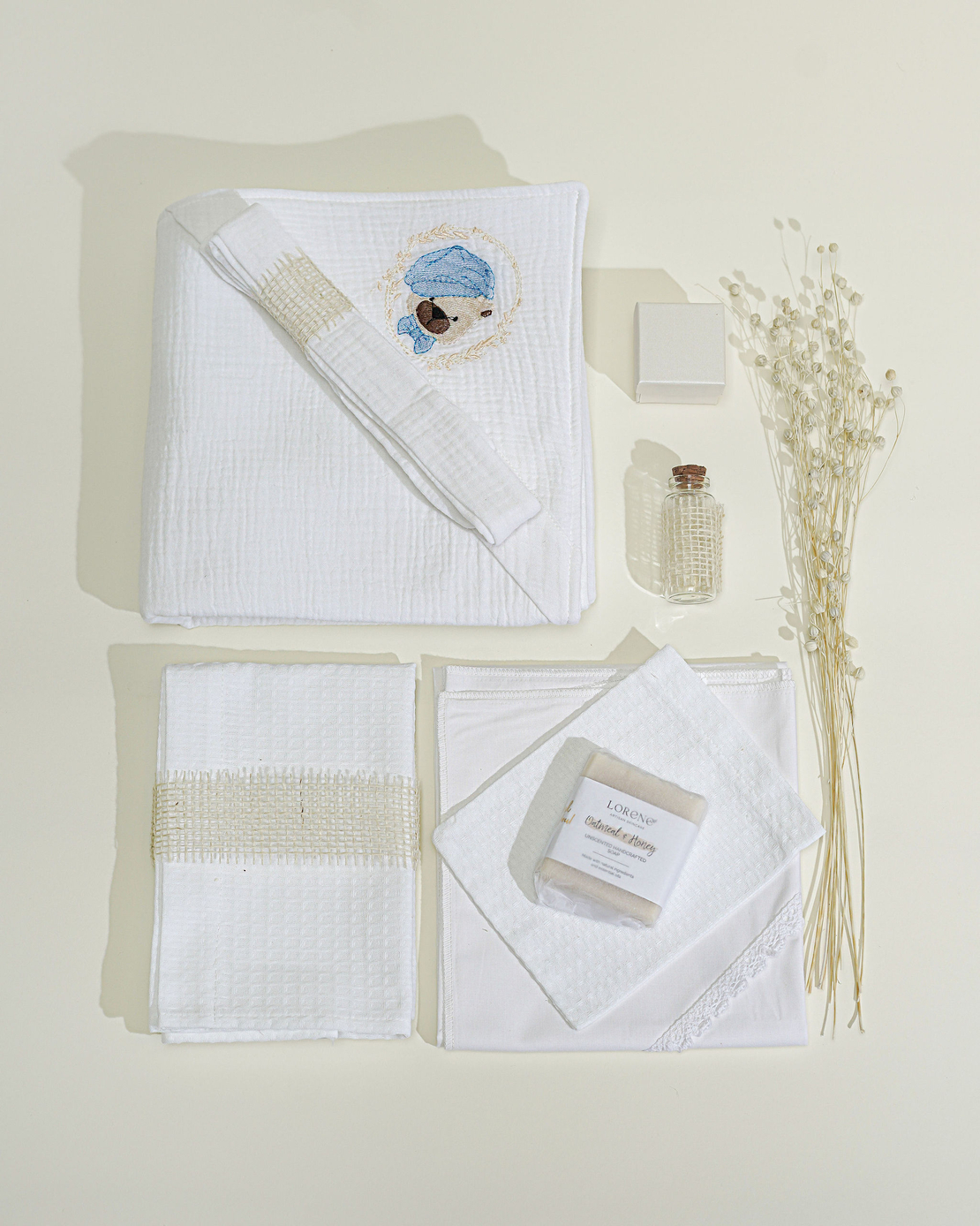 Trusou pentru botez, din muselină alba, cu broderie „Teddy Dreams” Baby blue