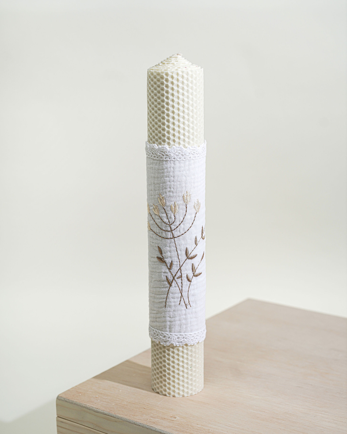 Trusou botez PREMIUM din muselina alba, in cufar de lemn, cu broderie FLORI DE CAMP