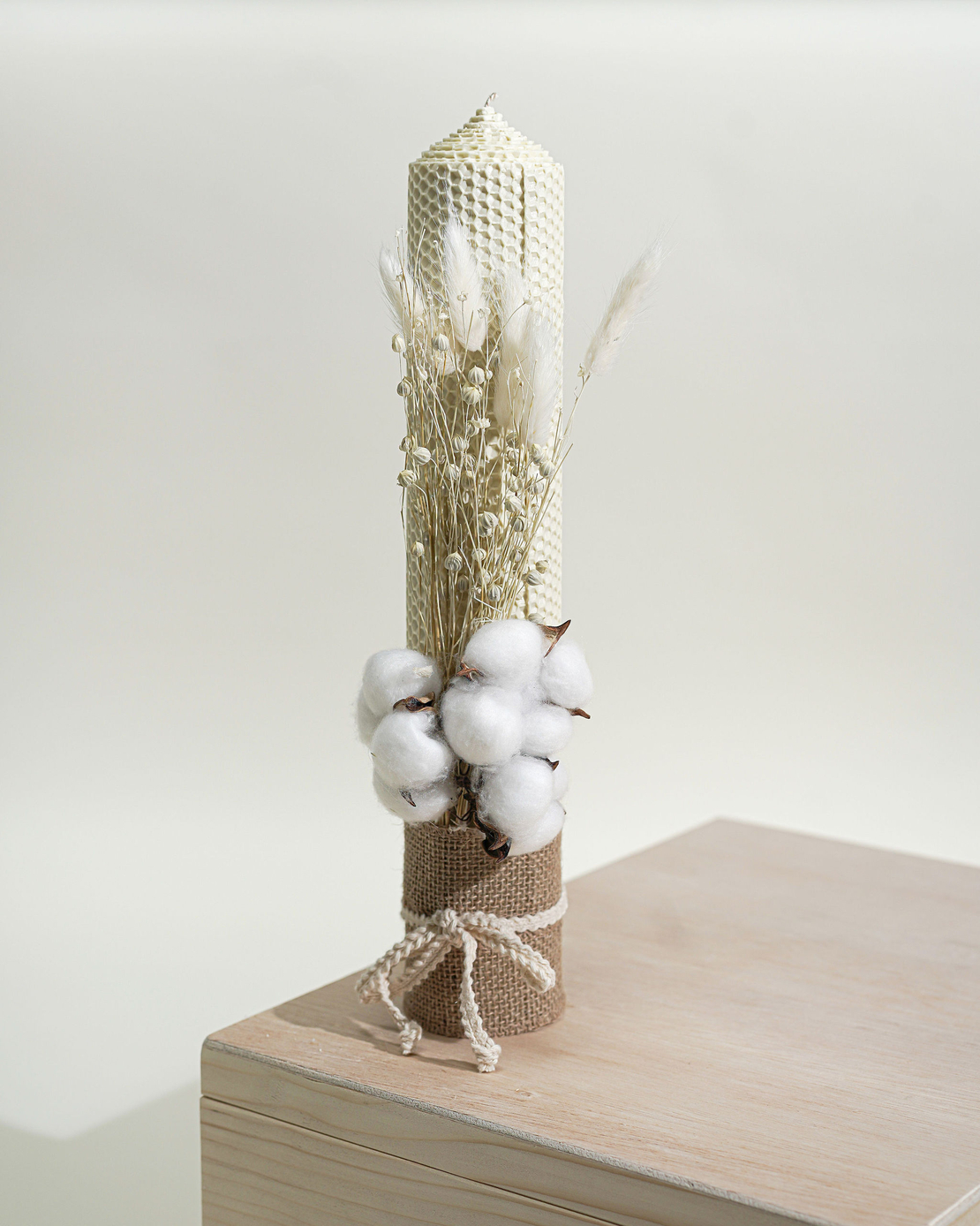 Lumânare botez „Din Natură” din ceară naturală fagure, cu flori uscate și bumbac