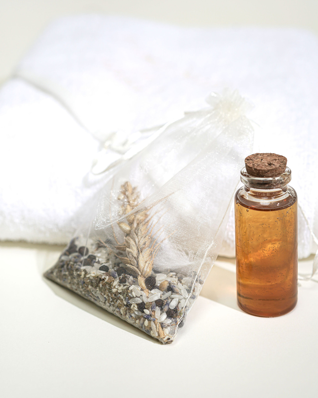 Set „Prima băiță cu nașii” – Cadou premium cu prosop brodat, miere și ingrediente tradiționale