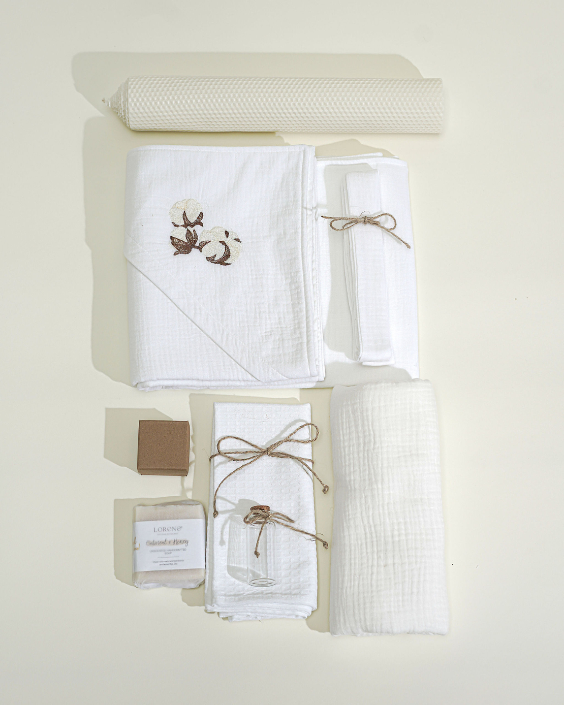 Trusou PREMIUM din muselina alba cu broderie, in cufar de lemn, model FLORI DE BUMBAC