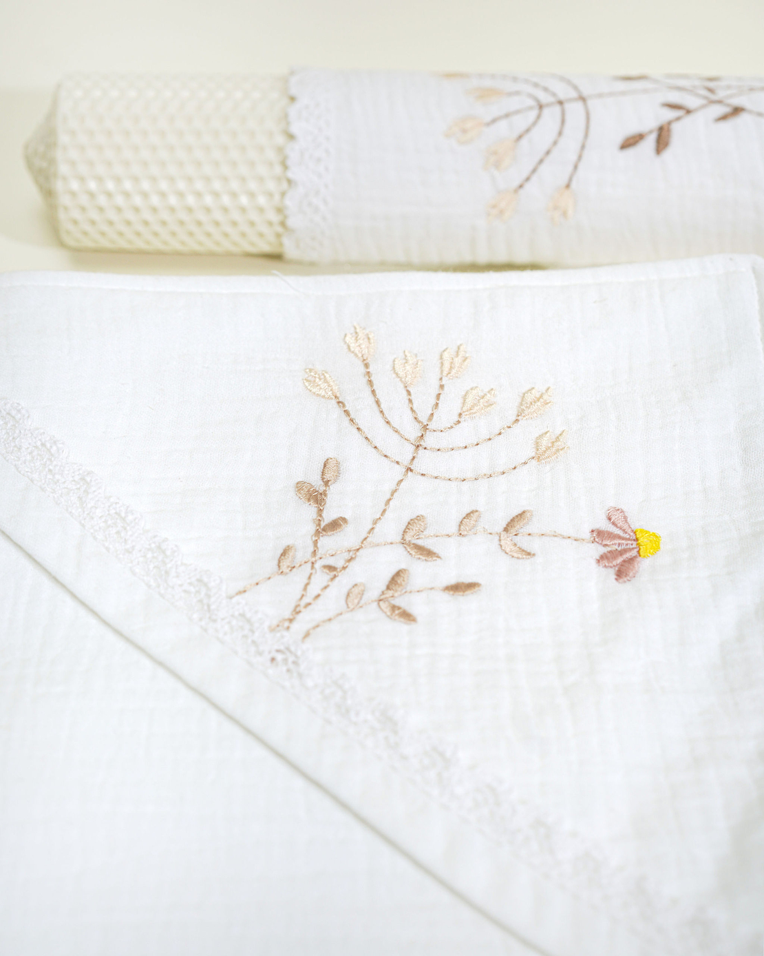 Trusou botez PREMIUM din muselina alba, in cufar de lemn, cu broderie FLORI DE CAMP